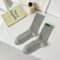 Herren graue Freizeitsocken mit Basketball Stickerei und grünem gerippten Bündchen. - Einheitsgröße / Basketball Stickerei Stil / Hellgrau
