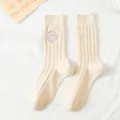 Süße bestickte Smiley Gesicht Mittelsocken, japanischer Stil breite Streifen Baumwollsocken. - Einheitsgröße / Beige (Violetter Smiley)