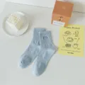Einfarbige hellblaue Mittelsocken mit süßem lila Herz-Bestickung Design für Damen. - Einheitsgröße / Blau