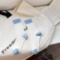Weiße mittelhoche Socken mit hellblauen Rippbündchen, Fersen und Spitzen für den stilvollen Herbst. - Einheitsgröße / Blau