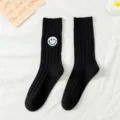 Schwarze gerippte Wadenstrümpfe mit niedlicher Smiley-Bestickung. Japanische Baumwollsocken. - Einheitsgröße / Schwarz (Weißer Smiley)