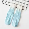 Hellblaue Damen Yoga Socken mit Farbverlauf, rutschfeste Fitness Socken aus Baumwolle. - Einheitsgröße / Blau Mit Weißem Bündchen