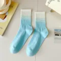 Damen Farbverlauf blaue Mittelsocken Freizeit Mode Baumwollsocken atmungsaktiv Stil - Einheitsgröße / Blau mit weißem Bündchen