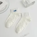 Simpatici calzini corti bianchi da donna, design in maglia con motivo cuore e ricamo blu. - Taglia unica / Bianco (Ricamo HAPPY)