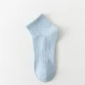 Hellblaue kurze Baumwollsocken für Damen, gerippte Sneakersocken, einfarbige Freizeitmode. - Einheitsgröße / Blau