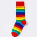 Bunte regenbogenfarbene Mittelsocken aus Baumwolle für Damen, modische Streetwear. - Einheitsgröße / Roter Sockenbund