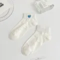 Calzini corti bianchi da donna con ricamo a cuore blu e motivi jacquard. Stile estivo. - Taglia unica / White (Heart Embroidery)