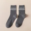 Graue Herren Socken mit Doppelstreifen, atmungsaktive Baumwoll Sportsocken für den Alltag. - Einheitsgröße / Dunkelgrau