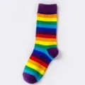 Bunte gestreifte Mittelsocken für Damen, modische Freizeit-Baumwollsocken für den Alltag. - Einheitsgröße / Socken mit violettem Bund