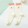 Jolies chaussettes pour femmes écrues avec revers roses et broderie verte style mignon. - Taille unique / Lettre B 23060