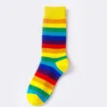 Bunte, gestreifte Baumwoll-Wadensocken für Damen mit Regenbogen-Design im Alltag. - Einheitsgröße / Gelber Sockenbund