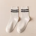Herren Mid-Tube Baumwollsocken mit doppelten schwarzen Streifen, lässig sportlich, atmungsaktiv. - Einheitsgröße / Weiß