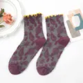 Damen grau Wadenlange Slouch Socken mit lila Muster und gelben Rüschen Bündchen für den Frühling. - Einheitsgröße / Dunkelgrau