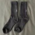 Herren Crew Socken dunkelgrau sportliche Frottee Socken mit Buchstaben Druck atmungsaktiv - Einheitsgröße / Dunkelgrau