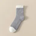 Cómodos calcetines de felpa de coral gris para mujer con puntera y puño blancos, invierno. - Talla única / Gris