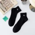Schwarze Herren Kurzsocken aus Baumwolle mit weißer W-Stickerei für bequemen Alltag. - Einheitsgröße / Schwarz