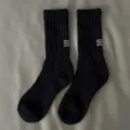 Schwarze Herren Sportsocken in Rippstrickoptik mit weißem Aufdruck, atmungsaktiv und bequem. - Einheitsgröße / Schwarz