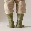 Herren grüne gerippte Mittelsocken mit Buchstaben-Druck, bequeme atmungsaktive Sportsocken. - Einheitsgröße / Grün