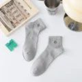 Graue Baumwolle Kurzsocken für Herren, atmungsaktive Sommer Freizeitsocken mit Stickerei. - Einheitsgröße / Hellgrau