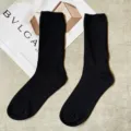 Klassische einfarbige schwarze Rippstrick-Socken im japanischen JK-Stil für Alltag. - Einheitsgröße / Crew-Socken / Schwarz