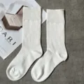 Weisse gerippte Damen Socken, klassische schlichte Baumwoll Strick Strümpfe knielang. - Einheitsgröße / Crew-Socken / Weiß