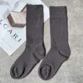 Dunkelgraue gerippte Socken in Unifarbe, klassische japanische JK-Stil Baumwollstrümpfe. - Einheitsgröße / Crew-Socken / Grau