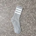 Calze al polpaccio grigie con tre strisce bianche, stile sportivo casual per uomo e donna. - Grigio a 3 strisce