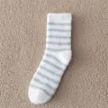 Weisse und graue gestreifte Korallenfleece Socken fuer Herren, dicke Wintersocken. - Einheitsgröße / Socken mit weißem Bund
