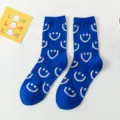 Blauwe katoenen halverwege kousen voor dames met witte smiley gezichten, stijlvol en comfortabel. - Eén maat / Blauwe smileys all-over