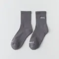Calze sportive da uomo spesse in grigio scuro con eleganti lettere ricamate di stile. - Taglia unica / Grigio scuro