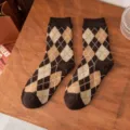 Cozy brown argyle mid-calf socks for women, retro winter knit crew socks warm daily wear. - One Size / Coffee