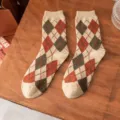 Dikke warme dames halverwege kuit sokken met klassiek argyle patroon, vintage winterstijl. - Eén maat / Khaki
