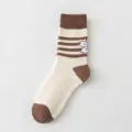 Retro braune und weiße gestreifte Damen-Mittelsocken mit eleganter Blumenstickerei. - Cremeweiße Querstreifen
