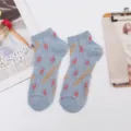 Calzini corti in rete traspirante azzurri con stelle e lettere lavorate a maglia per donna. - Taglia unica / Blu