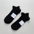 Herren schwarze Sportsocken kurz, atmungsaktive Baumwolle Sneakersocken mit weißem Quadratdetail. - Einheitsgröße / Schwarz