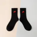 Calzini neri con ricamo di fragola rossa, cotone confortevole ideale per uso quotidiano. - Taglia unica / Nero