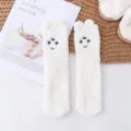 Weiße Plüsch Korallenfleece Wintersocken mit süßem Monster Gesicht mittelhohe Bodensocken. - Einheitsgröße / Weiß