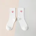 Calzini bianchi kawaii ricamati con la pesca, stile giapponese in cotone casual. - Taglia unica / Bianco