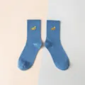 Chaussettes bleues pour femmes avec broderie banane jaune mignonne. Chaussettes coton pour printemps. - Taille unique / Bleu