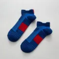Ademende sportkorte sokken voor heren in blauw met blokdesign voor hardlopen en sport. - Eén maat / Marineblauw