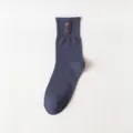Calzini da uomo blu scuro in cotone con toppa stampata viso di gentiluomo retrò. - Taglia unica / Blu navy