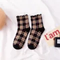 Damen Karo Wadenstrümpfe mit süßem Rüschensaum, bequeme Baumwoll Socken für alle vier Jahreszeiten. - Einheitsgröße / Großes Karo / Großes Karo Schwarz