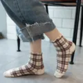 Damen Karosocken mit Rüschenrand, bequeme Baumwollsocken im College-Stil für den Alltag. - Einheitsgröße / Großes Karo / Weiß