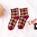 Damen Karosocken Mittelsocke mit Rüschenbündchen, süße Baumwollsocken im College-Stil. - Einheitsgröße / Großes Karo / Rot