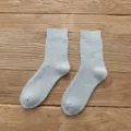 Einfarbige dicke Herren-Mittelsocken in Grau, bequeme Baumwoll-Thermosocken für Winter. - Einheitsgröße / Hellgrau