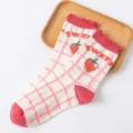 Calcetines de media pantorrilla con fresas y cuadros rosas estilo japonés de algodón - Talla única / Cuadros Blancos