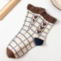 Chaussettes mi-hautes mignonnes pour femmes à motif à carreaux et ours en peluche. - Taille unique / Carreaux avec ours en dentelle
