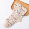 Calcetines de tubo medio beige para mujer con bordado de fruta linda estilo dulce. - Talla única / Caqui con puño de volantes y fresas