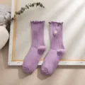 Violette gerippte Mittelsocken mit süßer Gänseblümchen-Bestickung und Rüschenrand. - Lila