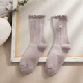Lila Mittelsocken mit süßer Gänseblümchen-Bestickung und feinen Rüschen, weicher Strick. - Khaki